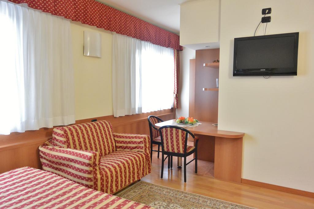 מראטה Melas Hotel מראה חיצוני תמונה